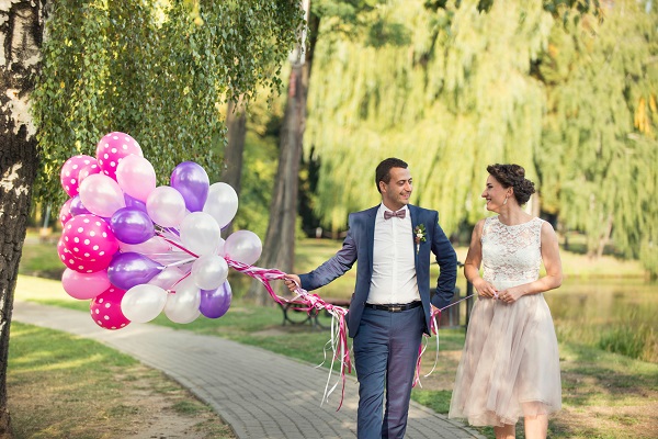 couple in a park with balloons
